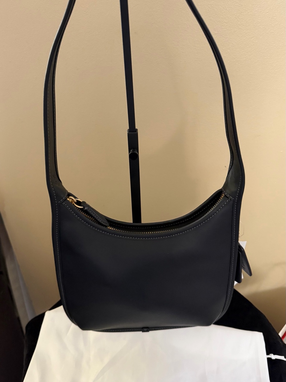 Classic Black Shoulder Bag - Elegant Everyday Carry